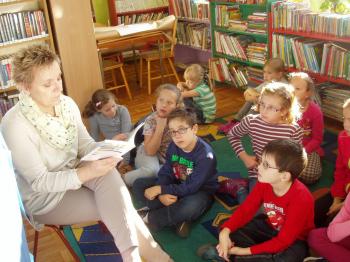 Klasa IIc czyta w bibliotece